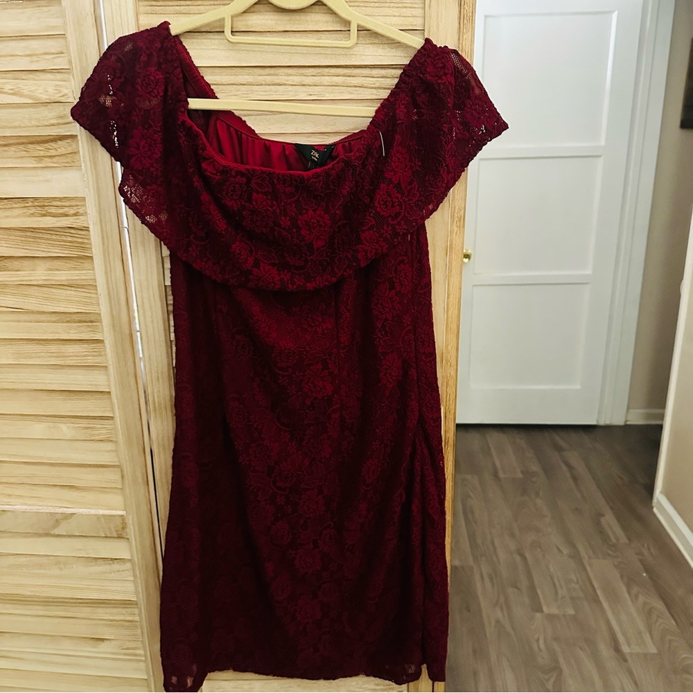 Zink London NWT Off Shoulder Lace Midi Dress in Burgundy